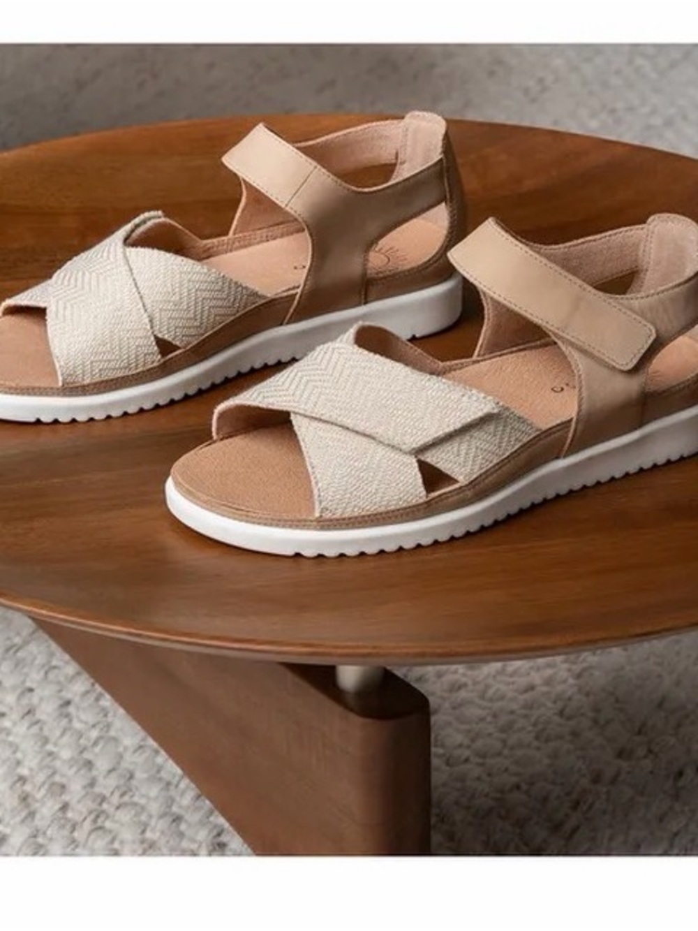 Brioso Haana Criss Cross Comfort Sandals in Neutral Beige & Cream 9.5 - Picture 1 of 6